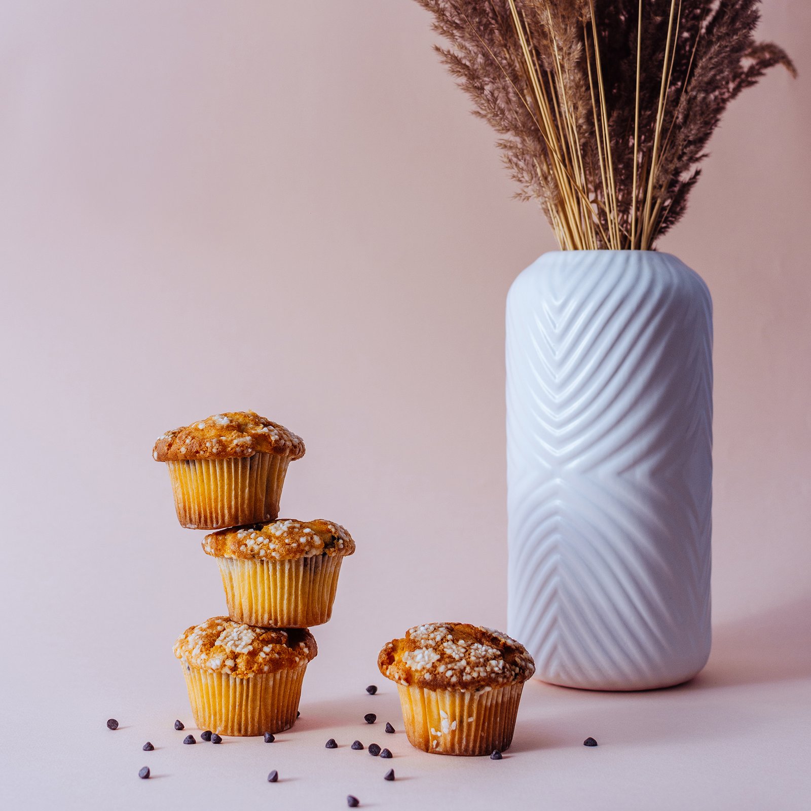 Cupcake with chocolate chips - Image 2